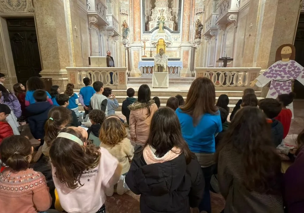 Crianças da catequese reunidas na igreja