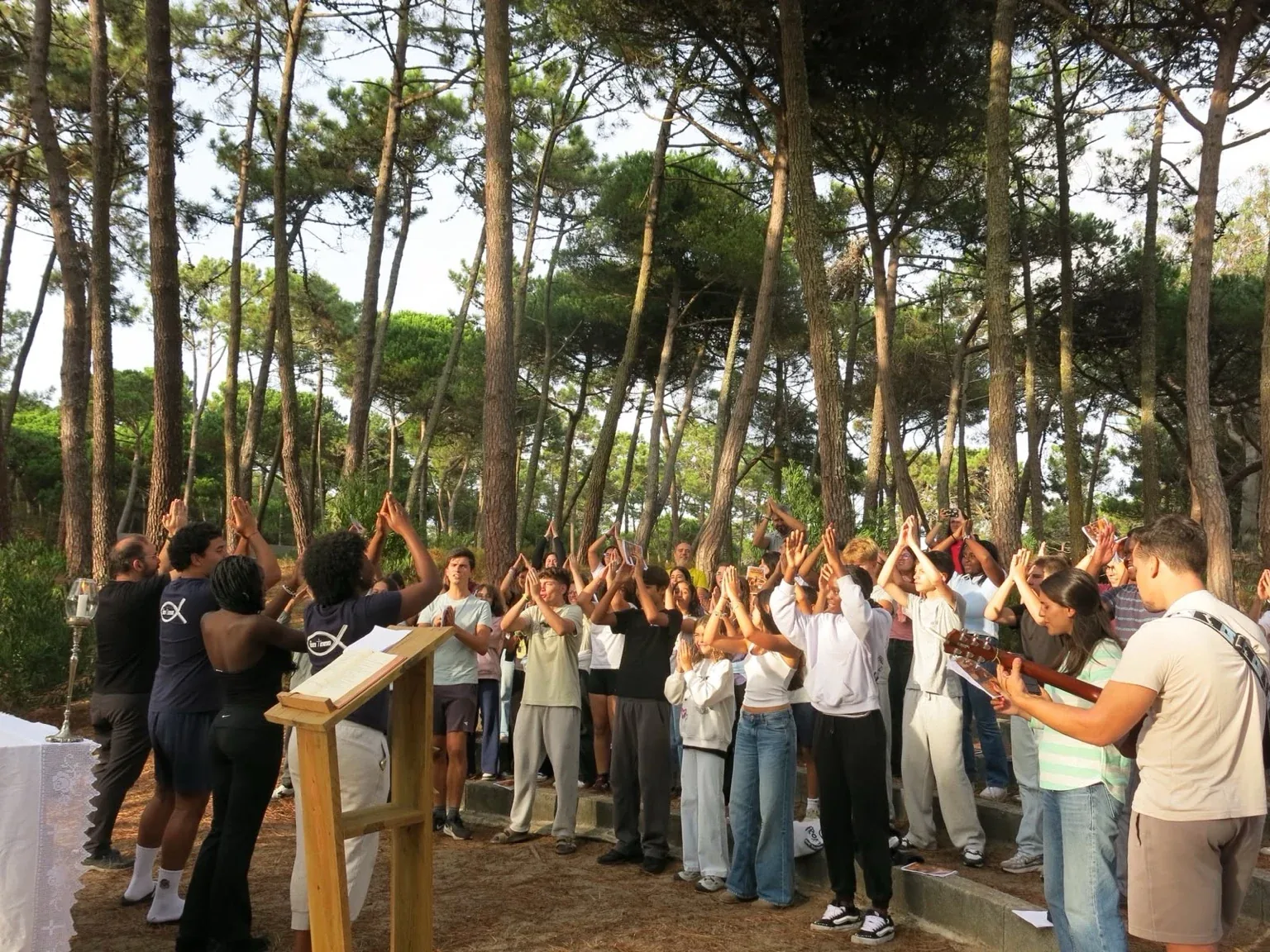 Celebração com jovens no pinhal durante o Campo ICTHUS