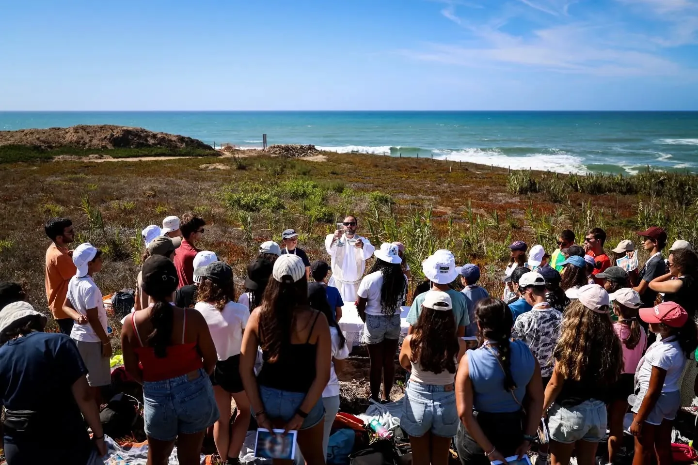 Jovens do Campo de Férias ICTHUS numa celebração junto ao mar