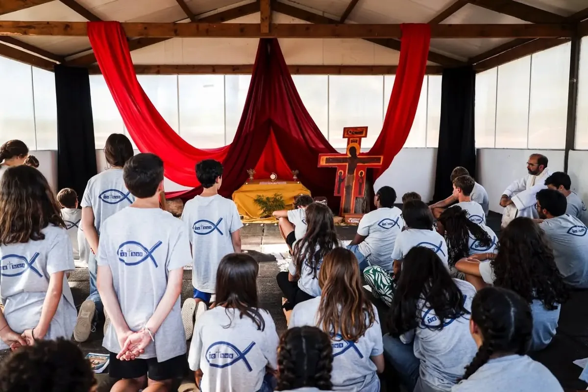 Momento de oração dos jovens do Campo ICTHUS