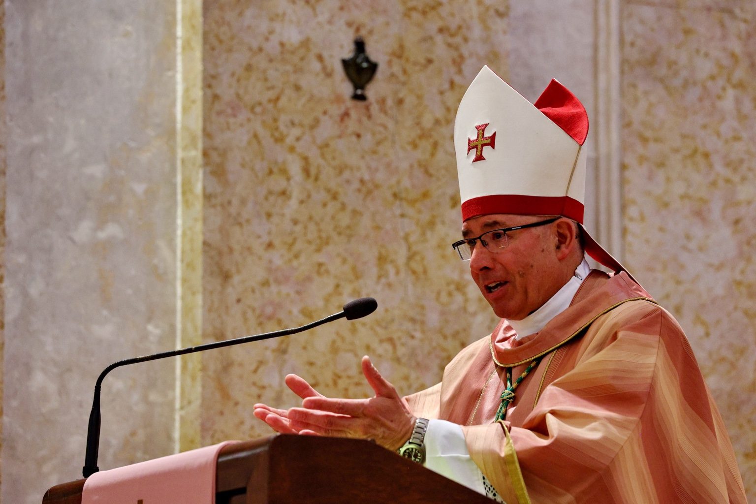 D. Rui Valério durante uma celebração na Igreja de Nossa Senhora do Amparo de Benfica